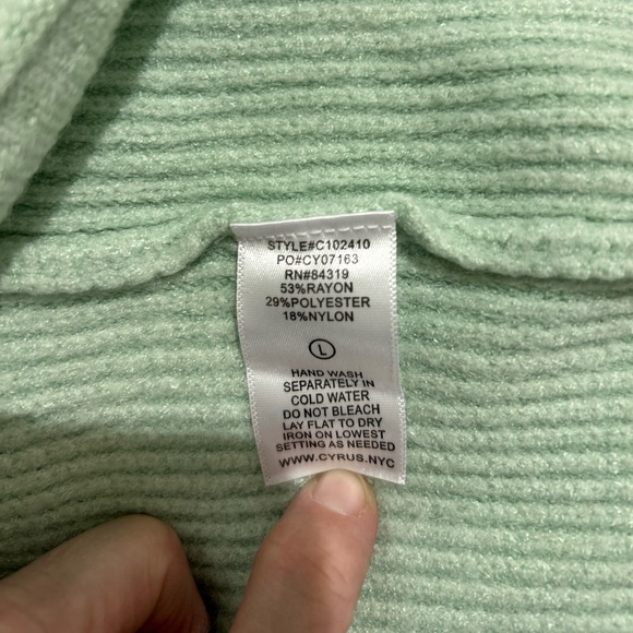 Cyrus Light Green V-Neck Women's Sweater Long Sleeve Soft Size Large NWT - Picture 7 of 7
